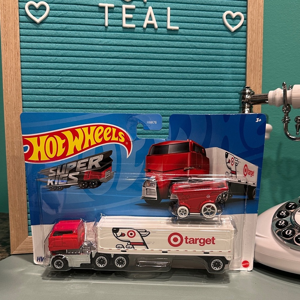 Hot Wheels Target Truck and Cart Set - Red and White